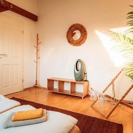 Spacious Penthouse With Ac And Free Parking Steps Away From The Station Apartamento