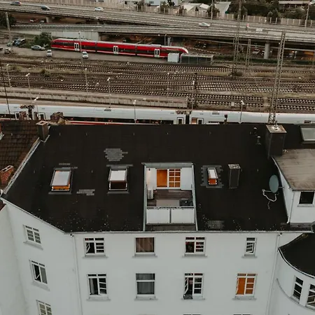 アパート Spacious Penthouse With Ac And Free Parking Steps Away From The Station *