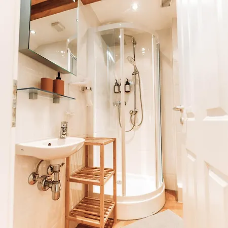 Spacious Penthouse With Ac And Free Parking Steps Away From The Station *