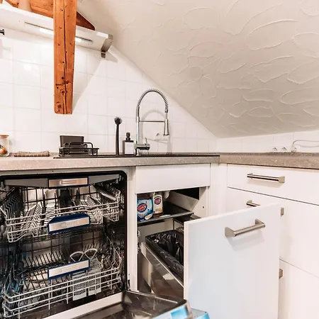 Spacious Penthouse With Ac And Free Parking Steps Away From The Station Apartamento