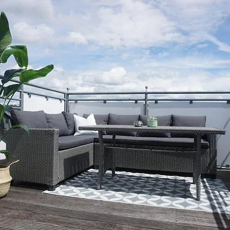 Spacious Penthouse With Ac And Free Parking Steps Away From The Station Coblenza