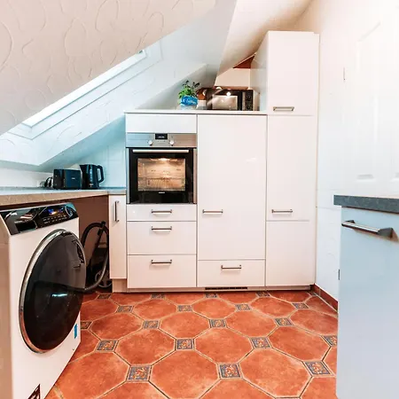 アパート Spacious Penthouse With Ac And Free Parking Steps Away From The Station