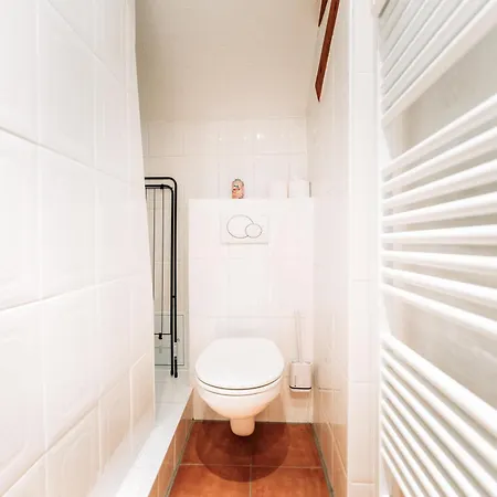 Spacious Penthouse With Ac And Free Parking Steps Away From The Station *