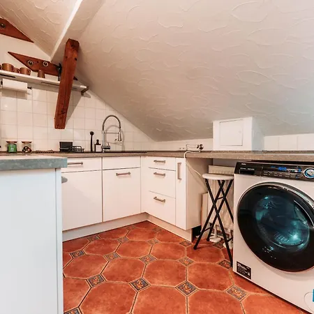アパート Spacious Penthouse With Ac And Free Parking Steps Away From The Station