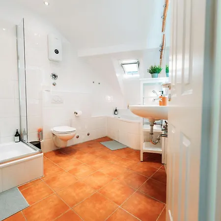 Spacious Penthouse With Ac And Free Parking Steps Away From The Station Apartman