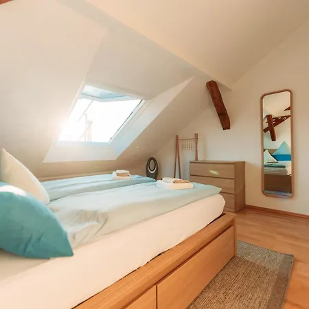 Spacious Penthouse With Ac And Free Parking Steps Away From The Station Apartamento Coblenza