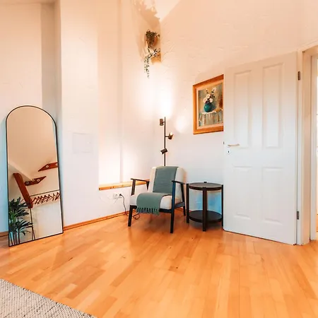 Spacious Penthouse With Ac And Free Parking Steps Away From The Station Apartman