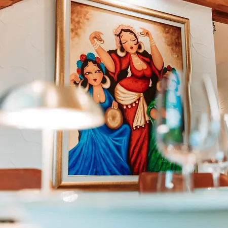 Spacious Penthouse With Ac And Free Parking Steps Away From The Station Apartman *