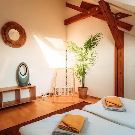 Spacious Penthouse With Ac And Free Parking Steps Away From The Station Apartamento *