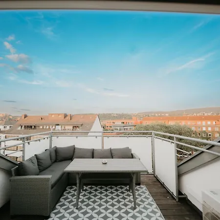 Spacious Penthouse With Ac And Free Parking Steps Away From The Station Apartman *