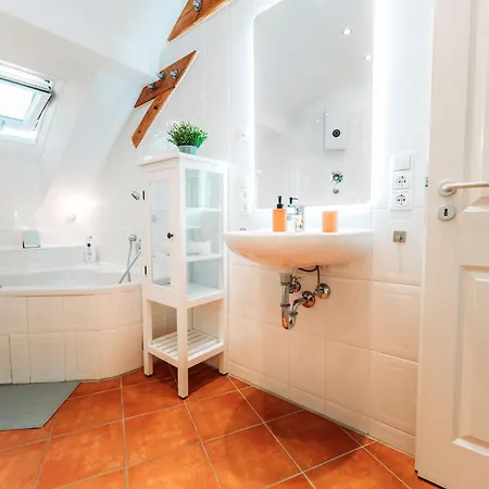 Spacious Penthouse With Ac And Free Parking Steps Away From The Station Apartman