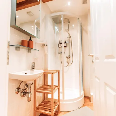 Apartman Spacious Penthouse With Ac And Free Parking Steps Away From The Station Koblenz