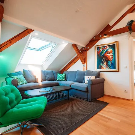 Spacious Penthouse With Ac And Free Parking Steps Away From The Station アパート *