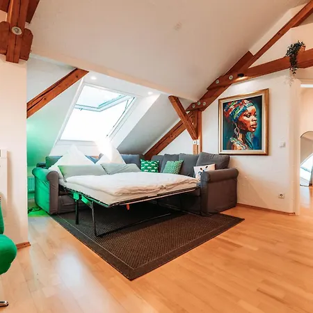 アパート Spacious Penthouse With Ac And Free Parking Steps Away From The Station