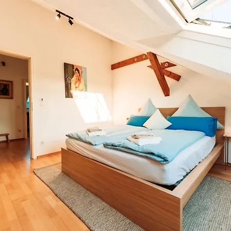 アパート Spacious Penthouse With Ac And Free Parking Steps Away From The Station *