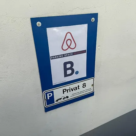 Spacious Penthouse With Ac And Free Parking Steps Away From The Station Apartamento *