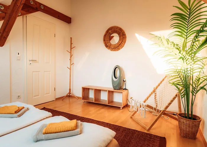 Spacious Penthouse With Ac And Free Parking Steps Away From The Station Апартаменты