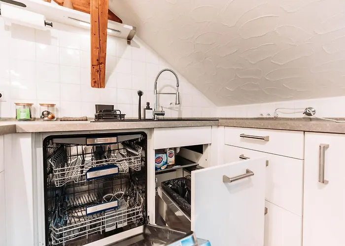 Spacious Penthouse With Ac And Free Parking Steps Away From The Station شقة