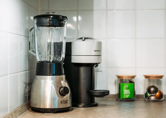 شقة Spacious Penthouse With Ac And Free Parking Steps Away From The Station