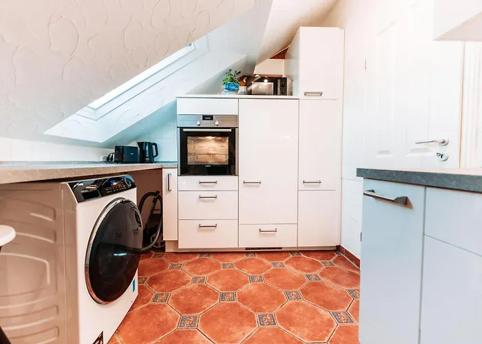 شقة Spacious Penthouse With Ac And Free Parking Steps Away From The Station