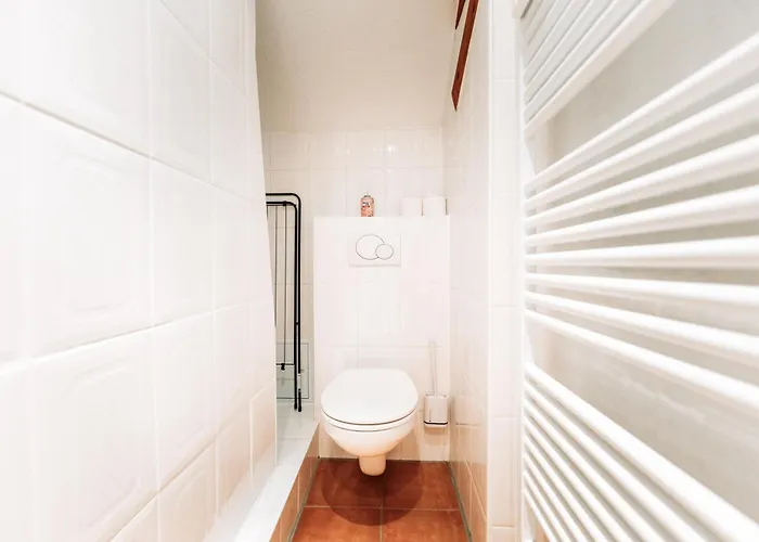 Spacious Penthouse With Ac And Free Parking Steps Away From The Station *