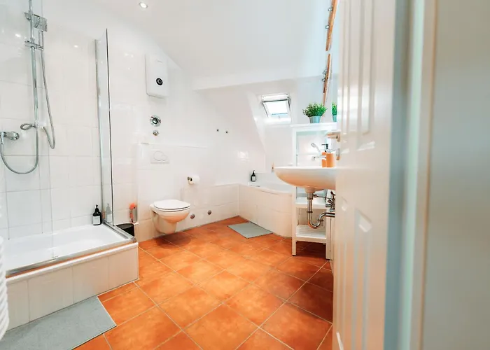 Spacious Penthouse With Ac And Free Parking Steps Away From The Station شقة