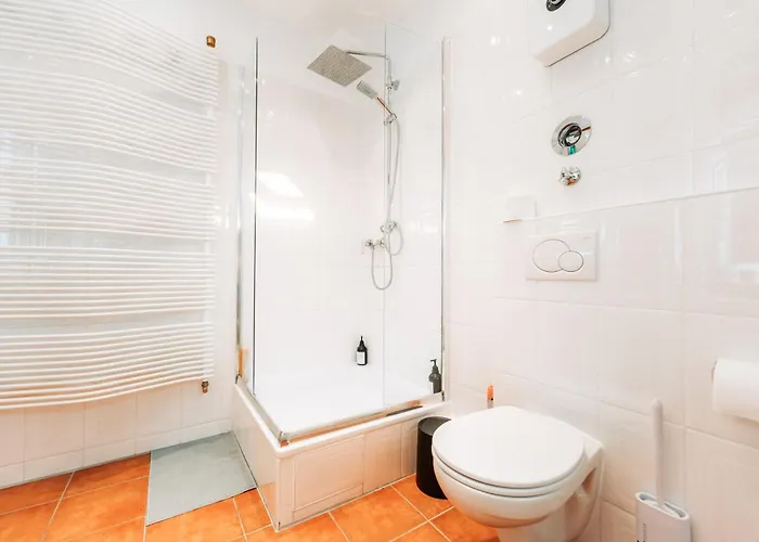 Spacious Penthouse With Ac And Free Parking Steps Away From The Station Апартаменты *