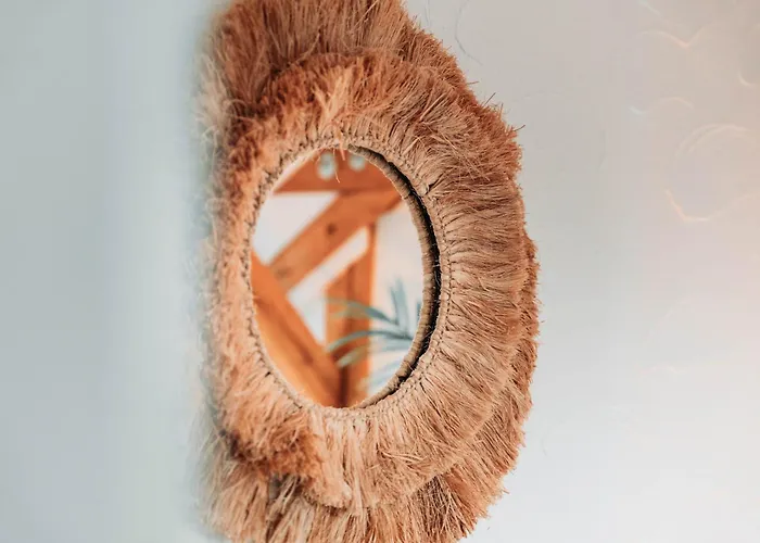 Spacious Penthouse With Ac And Free Parking Steps Away From The Station شقة *