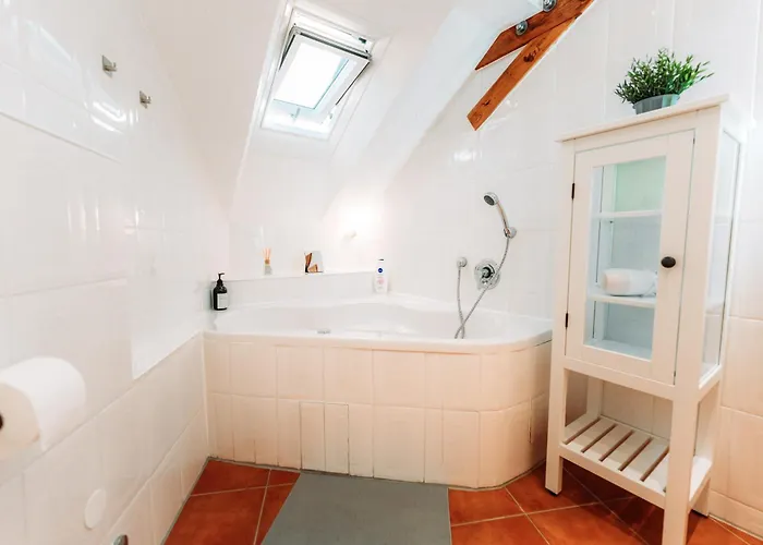 Spacious Penthouse With Ac And Free Parking Steps Away From The Station *