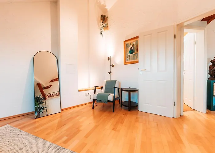 Spacious Penthouse With Ac And Free Parking Steps Away From The Station شقة