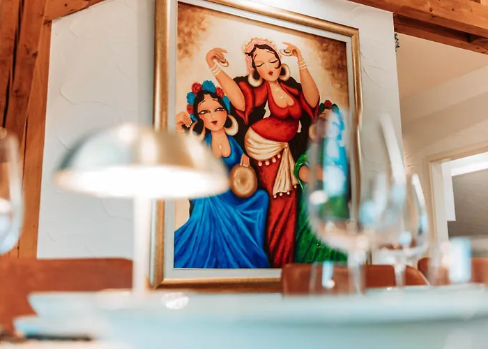 Spacious Penthouse With Ac And Free Parking Steps Away From The Station شقة *