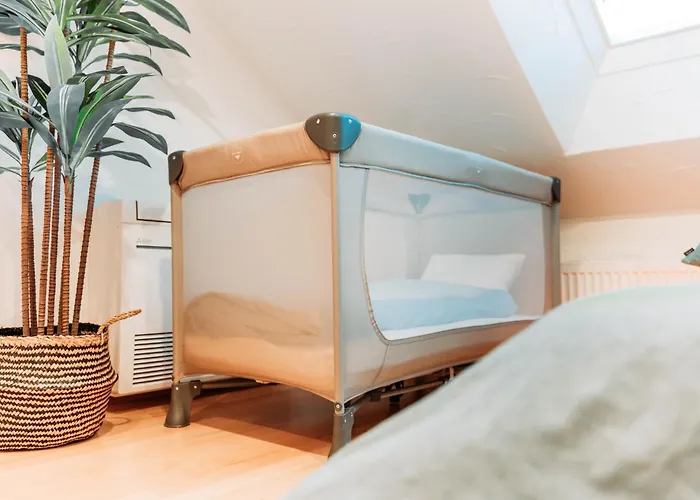 شقة Spacious Penthouse With Ac And Free Parking Steps Away From The Station *