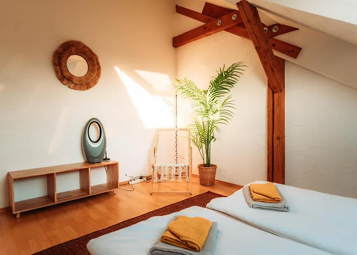 Spacious Penthouse With Ac And Free Parking Steps Away From The Station Апартаменты *