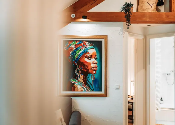 Spacious Penthouse With Ac And Free Parking Steps Away From The Station شقة *