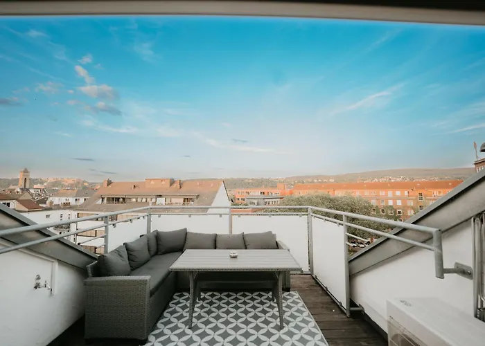 Spacious Penthouse With Ac And Free Parking Steps Away From The Station شقة *