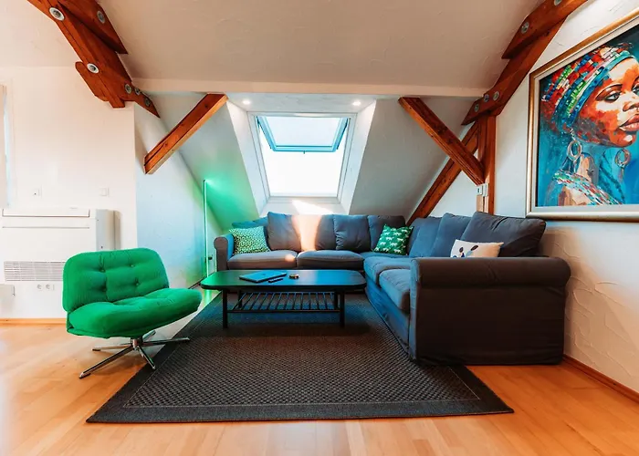 شقة Spacious Penthouse With Ac And Free Parking Steps Away From The Station *