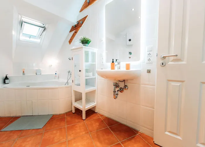 Spacious Penthouse With Ac And Free Parking Steps Away From The Station شقة