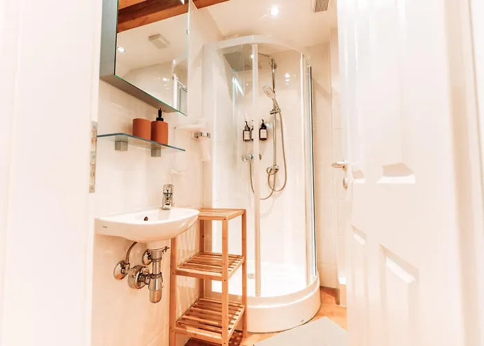 Апартаменты Spacious Penthouse With Ac And Free Parking Steps Away From The Station Кобленц