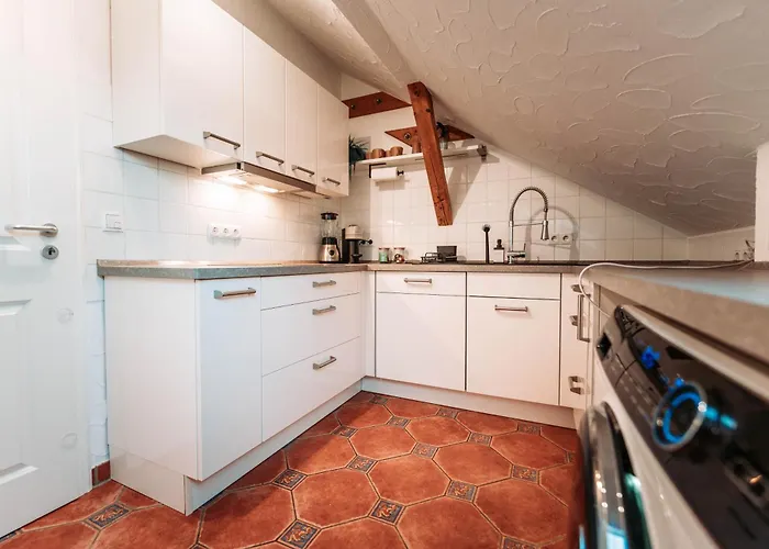 Spacious Penthouse With Ac And Free Parking Steps Away From The Station Апартаменты *