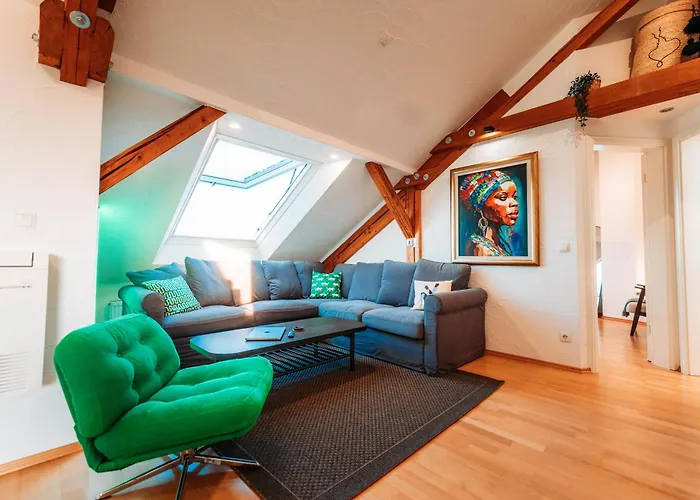 Spacious Penthouse With Ac And Free Parking Steps Away From The Station شقة *