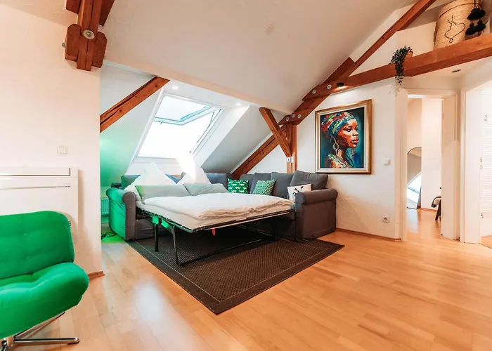 شقة Spacious Penthouse With Ac And Free Parking Steps Away From The Station