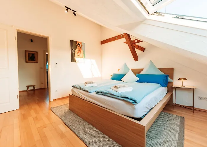 شقة Spacious Penthouse With Ac And Free Parking Steps Away From The Station *