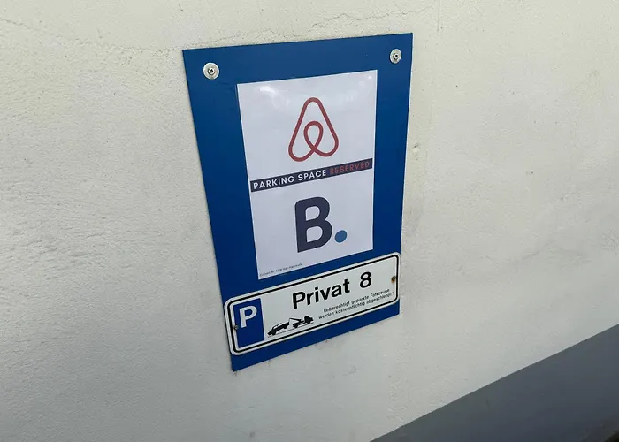 Spacious Penthouse With Ac And Free Parking Steps Away From The Station Апартаменты *